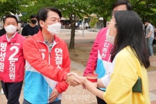 시민들과 악수하는 안철수 국민의힘 경기 분당갑 국회의원 후보