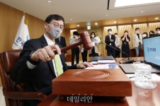 이창용 한국은행 총재, 첫 금통위 본회의 주재