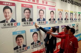 지방선거 압승! '당선' 스티커 붙이는 이준석-권성동-김기현