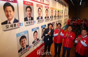 지방선거 완승 축하하며 박수치는 이준석-권성동