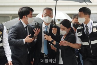 '블랙리스트 의혹' 백운규 전 장관, 영장실질심사 출석