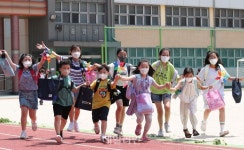 여름방학 기뻐하는 초등학생들