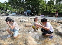 어린이대공원에서 물장구 치는 어린이들
