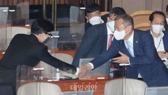 실세 왼팔-오른팔의 악수? 본회의 출석해 인사하는 한동훈-이상민