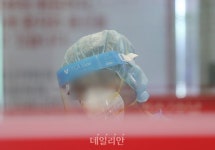 금일 코로나 확진자 수 11만9,922명...분주한 의료진