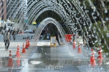 광화문 광장의 시원한 터널분수