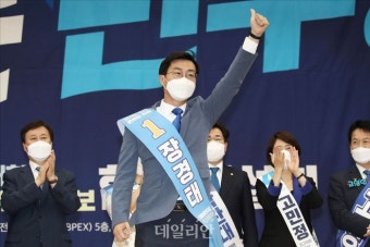 손 들어올려 인사하는 장경태 민주당 최고위원 후보