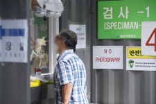 금일 신규 확진자 17만8,574명...코로나19 검사받는 시민