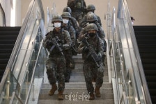 가상 폭발물 제거 훈련하는 56사단 장병들