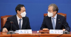 민주당 중앙위, 대화하는 우상호 비대위원장과 송기현 중앙위부의장