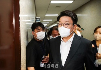 원내대표실 향하는 권성동, 의원총회 종료
