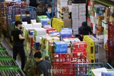 추석 명절 물류 작업하는 우정사업본부 관계자들