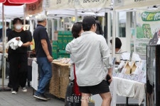 농수산물 살펴보는 시민들
