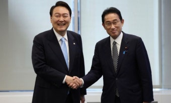 “북핵 우려 공유, 관계개선 필요성 공감”…尹대통령·기시다 총리 한일 ‘약식회담’