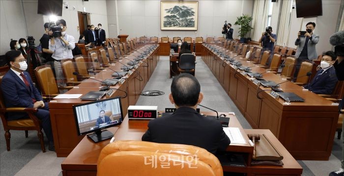 국회, 마은혁 헌재 후보자 임명 촉구 결의안 통과력화, 국회 운영위 회의에서 결정적 대립 발생