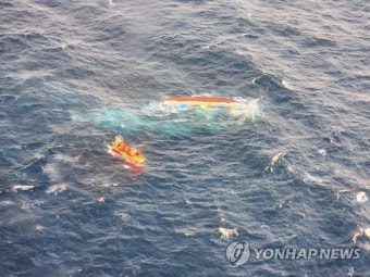 기상악화로 마라도 어선 전복사고 실종자 수색 난항…“실종자 못 찾아”