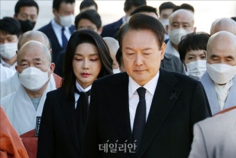 윤석열 대통령과 김건희 여사, 이태원 참사 추모 위령법회 참석