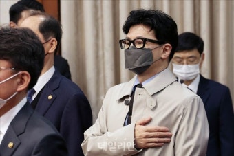국민의례하는 한동훈 법무부 장관