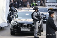 빈 살만 투숙 호텔 철통보안…무장 경호원 배치·꽁꽁 가린 가림막