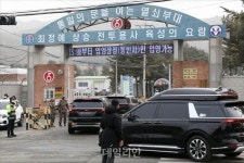 5사단 신병교육대 들어가는 BTS 멤버들 탑승 차량