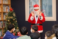 최원목 신보 이사장, 지역사회 아동 446명에 성탄절 선물 전달