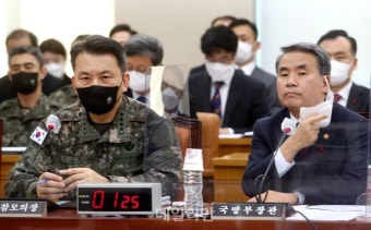 북한 무인기 침투 관련 질의 듣는 이종섭 국방부 장관과 김승겸 합참의장