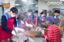 한국오므론헬스케어, 지역 어르신 위한 연말 무료급식 봉사 및 후원진행