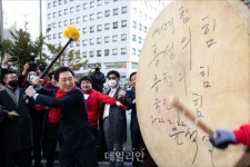 캠프 개소식 전 대북 치는 김기현 국민의힘 의원