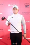 포즈 취하는 팀 테일러메이드 서요섭 골프 프로