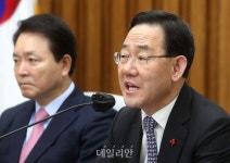 원내대책회의 발언하는 주호영