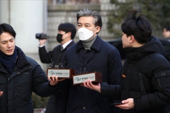 3년 넘는 재판 끝에, 조국 1심 징역 2년 실형…법정구속 면해