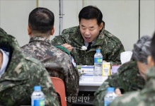 국군장병들과 식사하는 김진표 국회의장