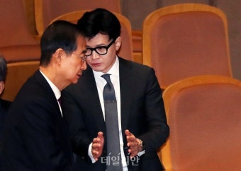한덕수 국무총리와 대화하는 한동훈 법무부 장관