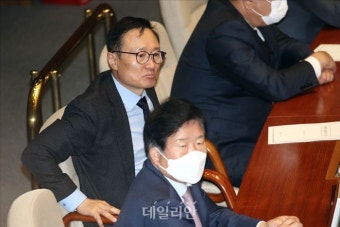 국회 본회의 출석한 비명계 홍영표 의원