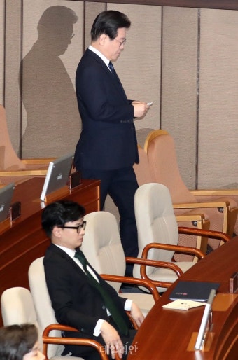 한동훈 지나치는 이재명