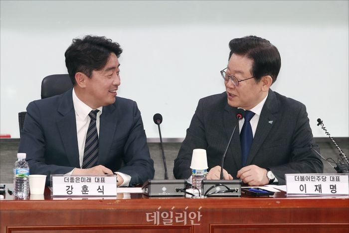 이재명, 국회서 정성호 의원과 대화...정치적 독립성 강조