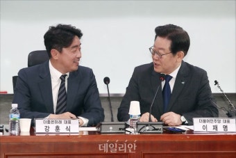 이재명, 국회서 정성호 의원과 대화...정치적 독립성 강조