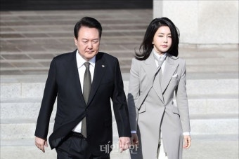 공군 1호기 탑승위해 이동하는 윤석열 대통령과 김건희 여사