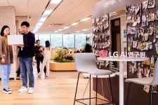 LG, 정확도·전문성 높인 '전문가 AI'로 챗GPT와 차별화 꾀한다