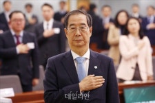 국민의례하는 한덕수 국무총리