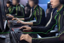 네일샵 男손님, 다 벗고 갑자기… 전직 프로게이머였다