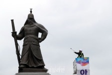 오세훈·박경귀, 이순신 동상 직접 친수식