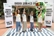 횡단보도 건널 때는 손을 들고 건너요!