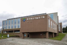[르포] 망가진 배터리 뜯어내 주행 시험… 전기차 정비 신기술 연구하는 이곳