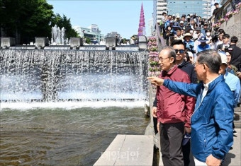 이명박(MB) 전 대통령, 청계천 산책...본격 정치 재개?