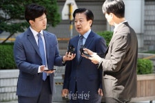 '정치자금 불법 수수 혐의' 노웅래 의원 공판 출석