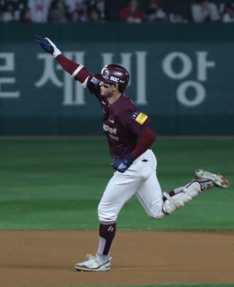 살아나는 이정후, 한화전 만루홈런...4경기 연속 멀티히트