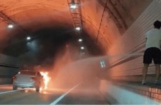 대체 누구길래 불타는 차량 순식간에 진압한 20대男