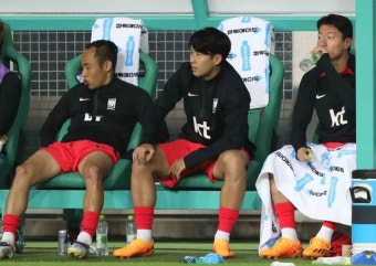 친절한 흥민씨, 벤치 박차고 설영우에 지시 전달…팬 서비스도 월클