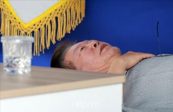 '단식 12일차' 단식투쟁천막에 누운 이재명 민주당 대표